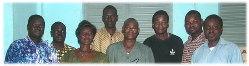 Photo de famille - Membres fondateurs de Burkina Livres. De gauche à droite : Nignan Emmanuel (Trésorier), Coulibaly Alladary (vice-président), Bayala/Sanou Colette, Bamba Amadou (adjoint-trésorier), Sanou Guidiouma Oumar (Président), Bayala Parfait (Directeur des publications), Bérémwoudougou Aristide (Secrétaire général), Yougbaré Oumarou 